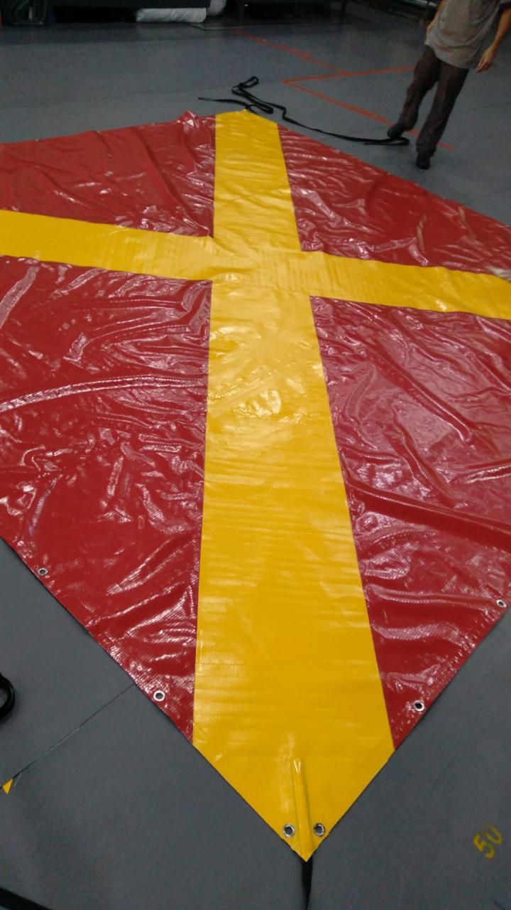 Lona vermelha e amarela fabricada pela Vowf